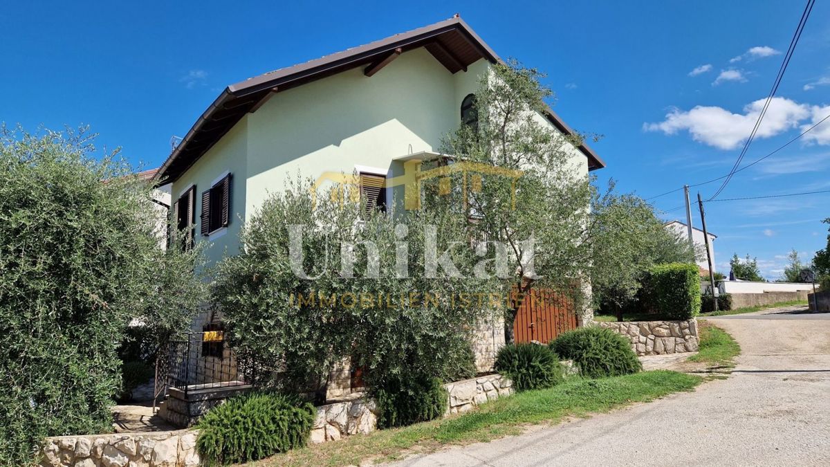 Samostojna hiša z stanovanjem, kletjo in garažo ter pogledom na morje, Buje